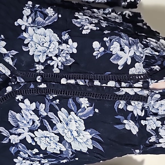 American Eagle | Navy Floral Button-Down Crop Top with 3/4 Sleeves and Tie Front - Picture 6 of 7